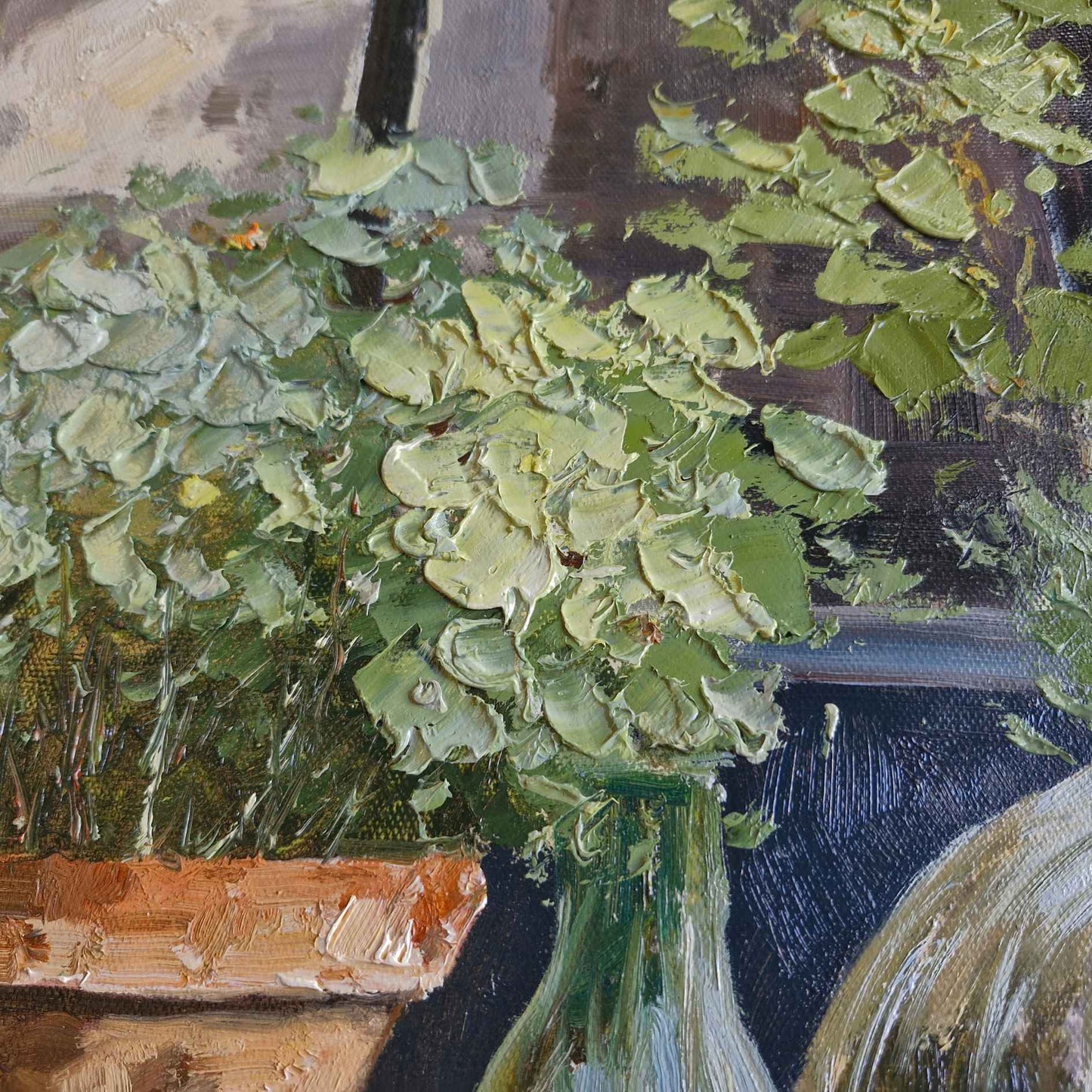 Detalle de botellas verdes y vegetación al óleo sobre lienzo