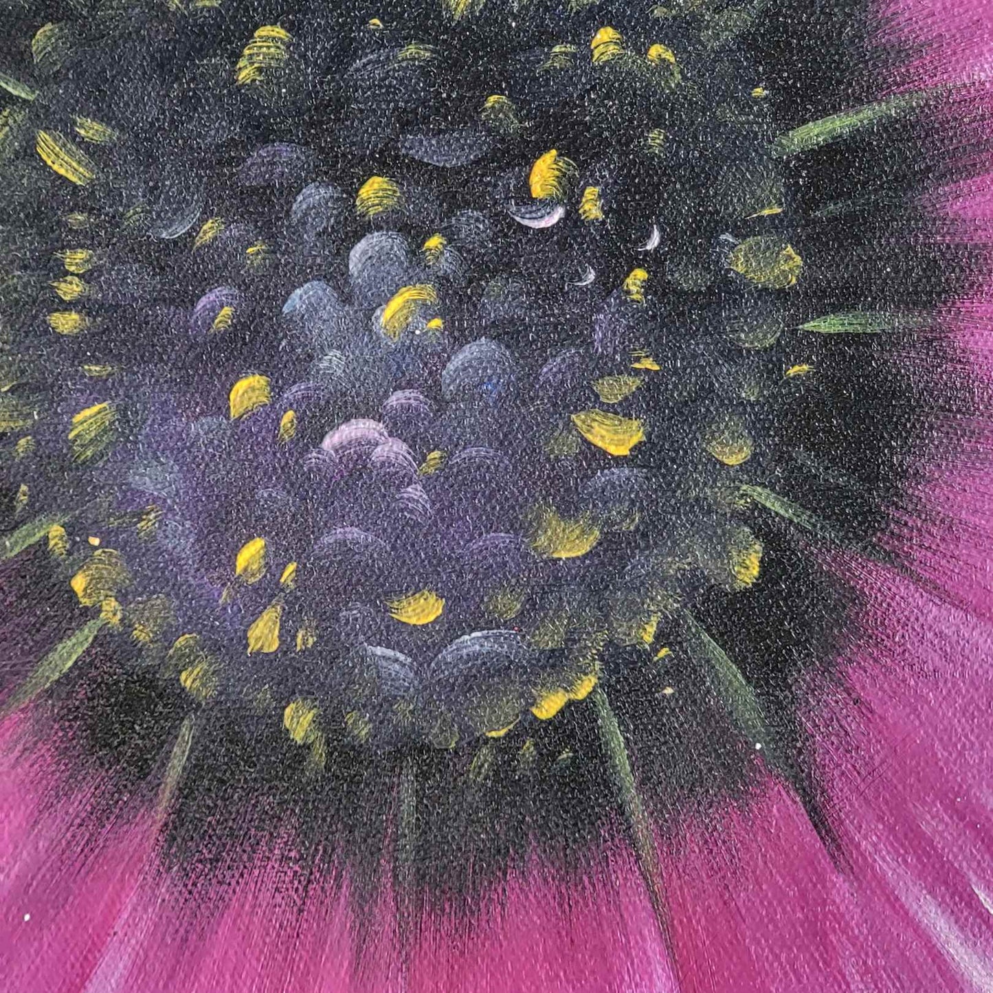 Detalle de textura de cuadro decorativo con flor principal en tonos vivos