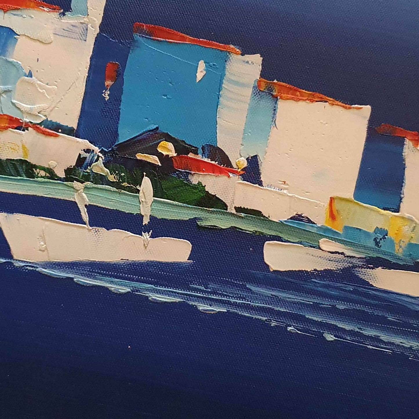 Detalle de textura de pareja de cuadros marinos con paisaje costero y casas mediterráneas