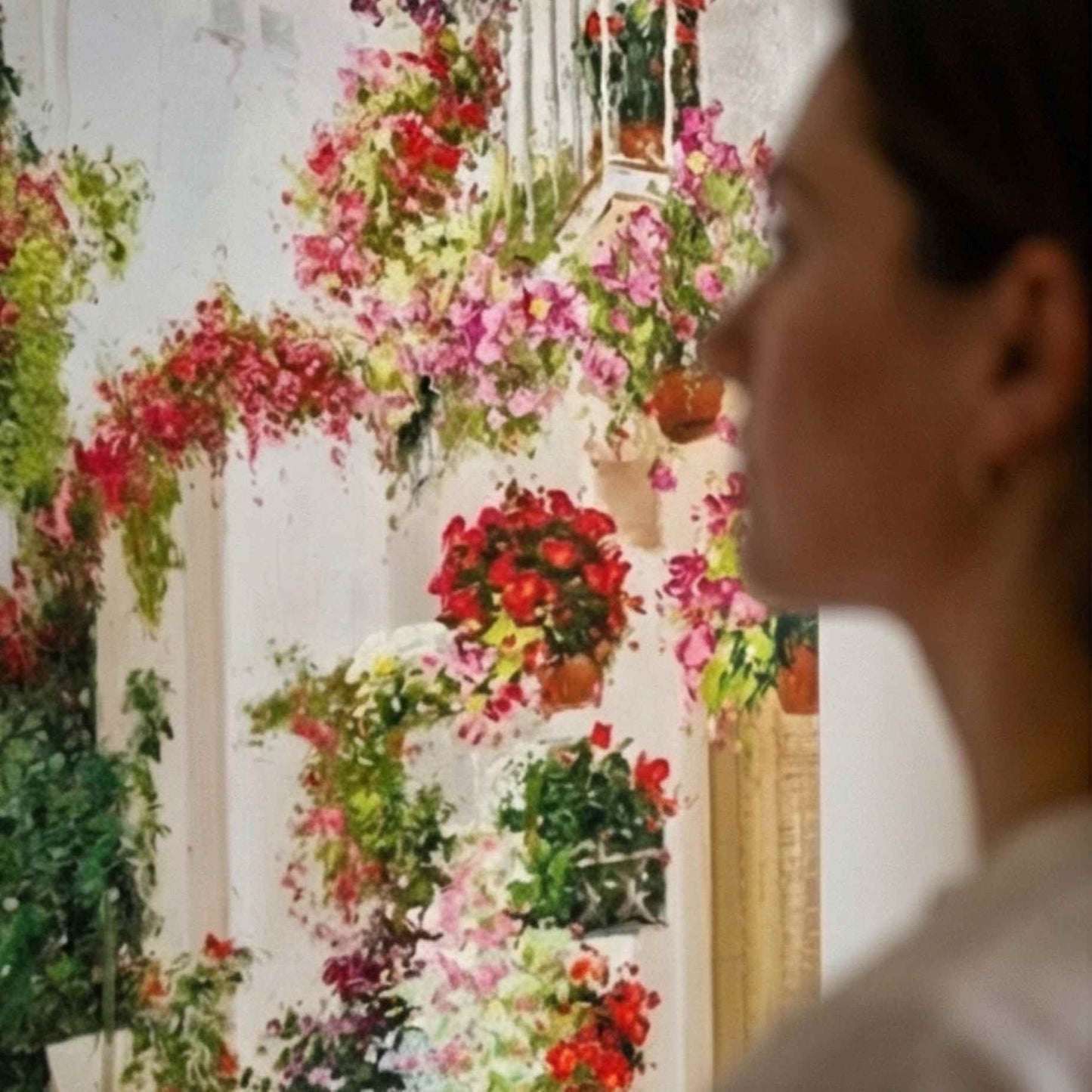 cuadro artistico patio mediterraneo con plantas colgantes