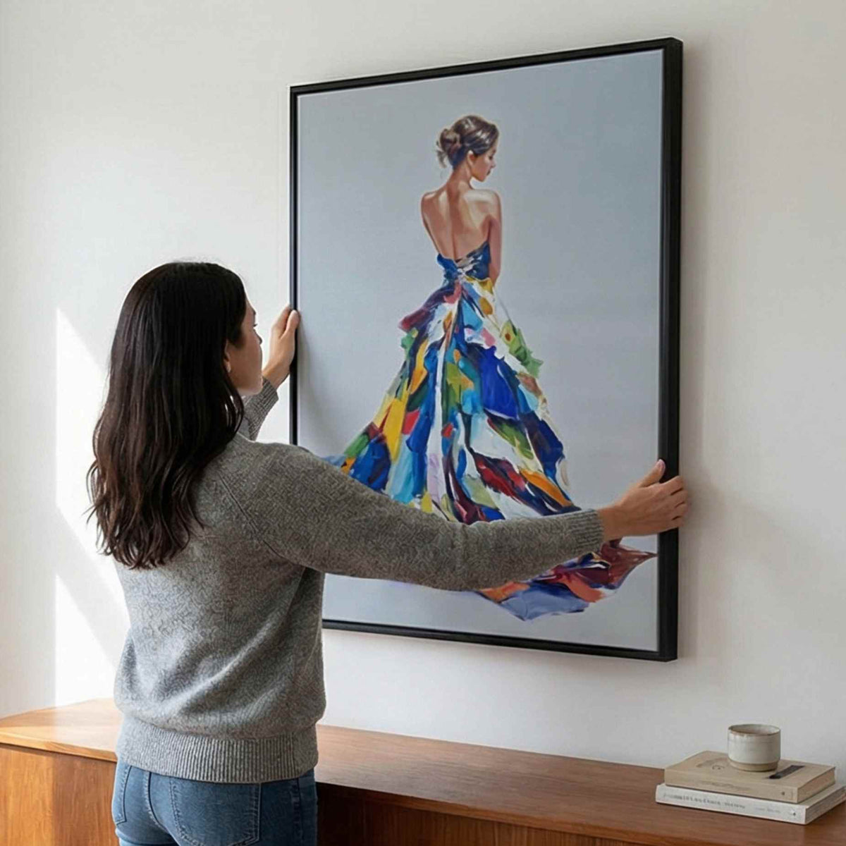 Obra artística femenina con vestido multicolor fluido
