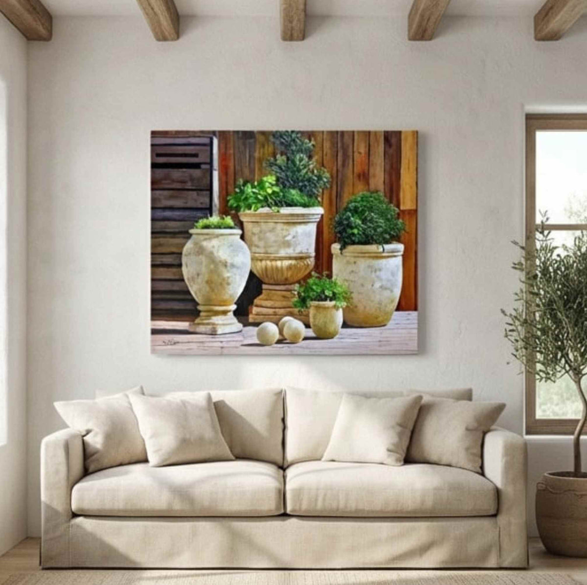Pintura artística de macetas rústicas frente a pared de madera