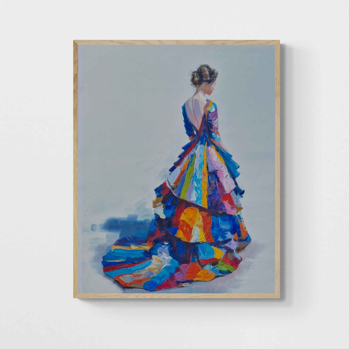 Pintura al óleo de mujer con vestido de colores en fondo neutro