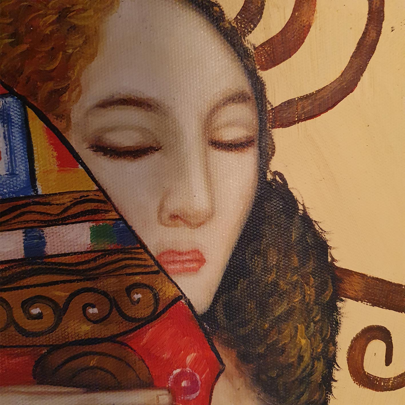 Detalle de textura de obra inspirada en El Abrazo de Klimt con diseño abstracto