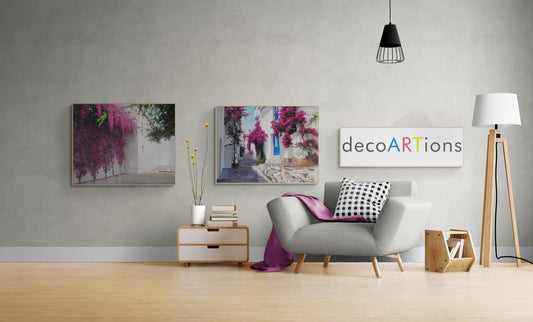 Cuadro al óleo pintado a mano decorando la pared de un salón sobre un sillón amarillo