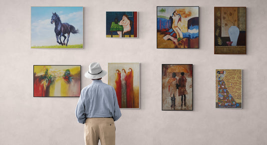 hombre mirando pared decorada con ocho cuadros de diferentes estilo