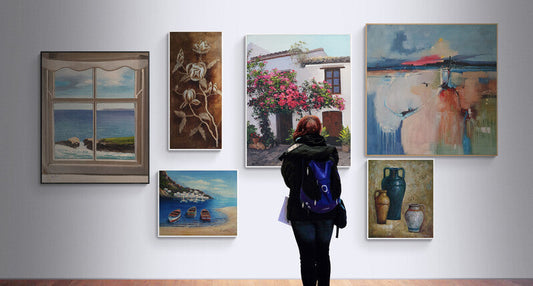 Mujer admirando cuadros al óleo en diferentes estilos decorativos en una pared