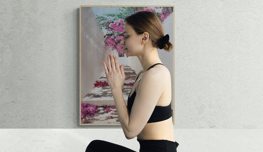 cuadro decorando pared y una chica meditando
