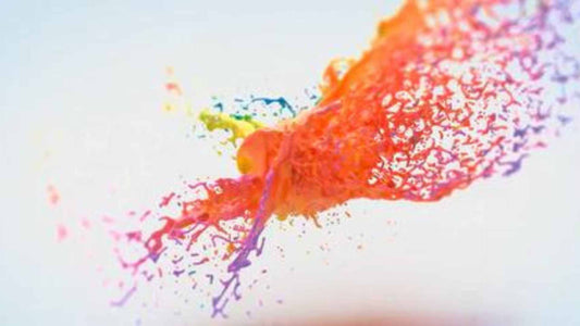 Cuadros al óleo vibrantes con colores intensos decorando un salón moderno