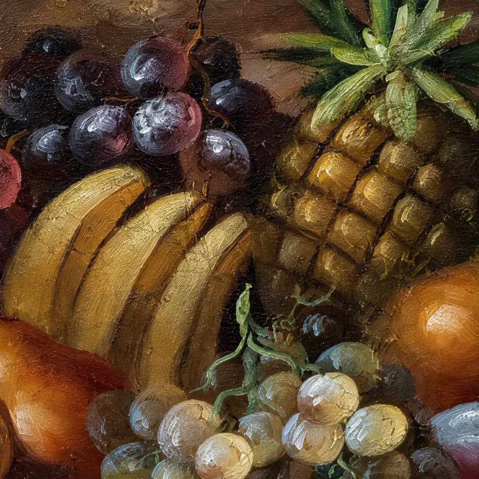 Detalle relieve bodegón copa de frutas al óleo, piña y uvas blancas pintadas a mano