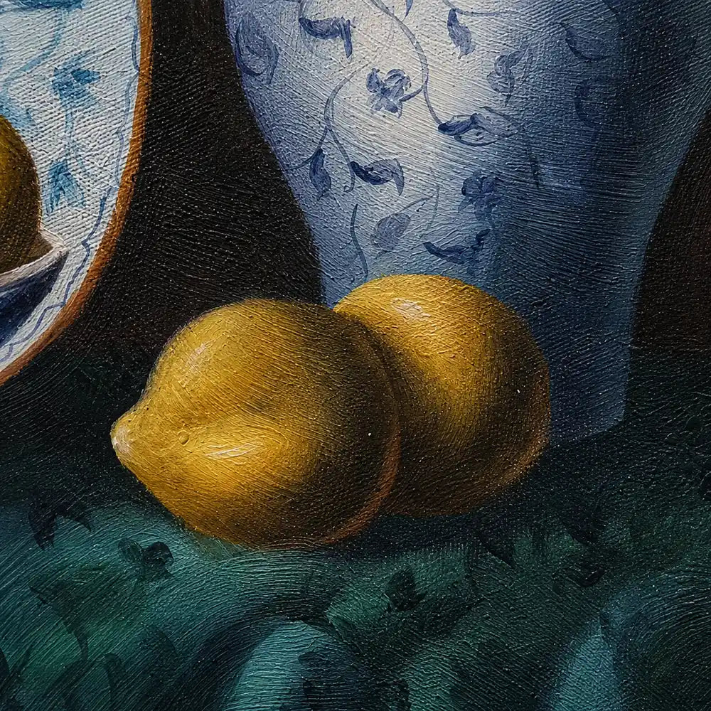 Detalle relieve bodegón limones al óleo pintado a mano, jarrón chino azul