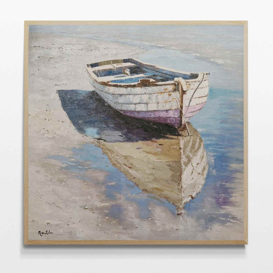 Cuadro al óleo de barco en la orilla colgado en salón