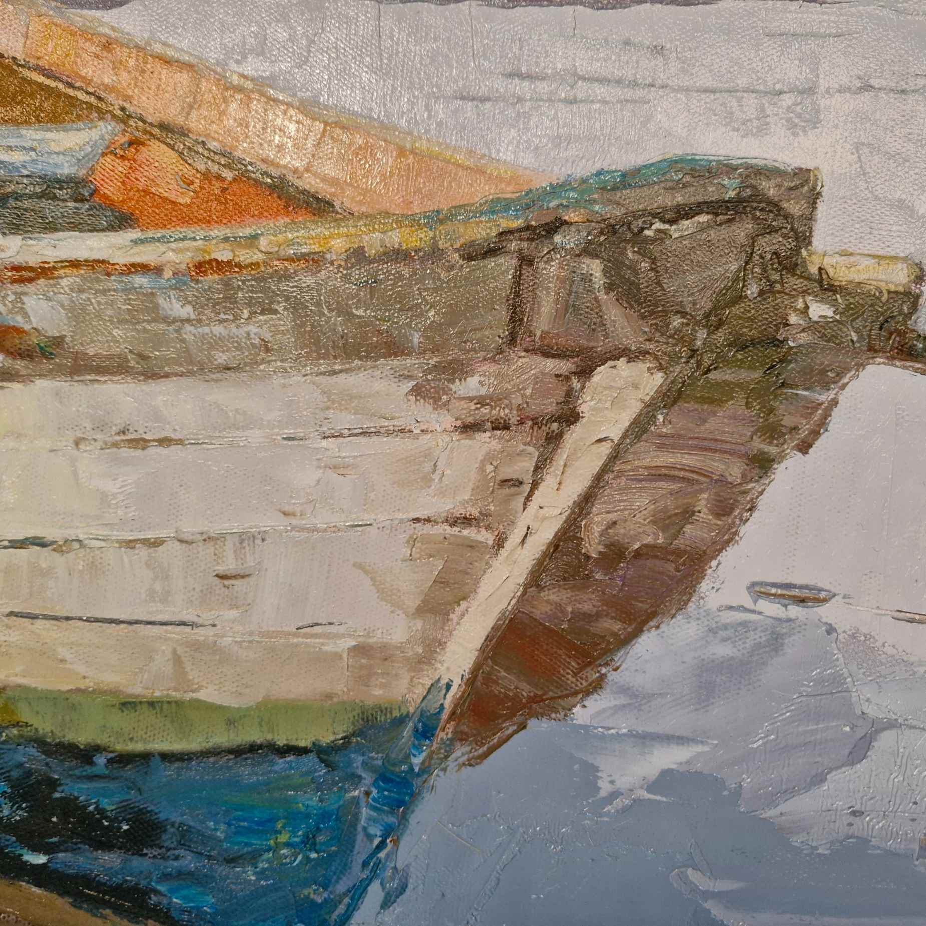 Decoración con barca varada en playa tranquila