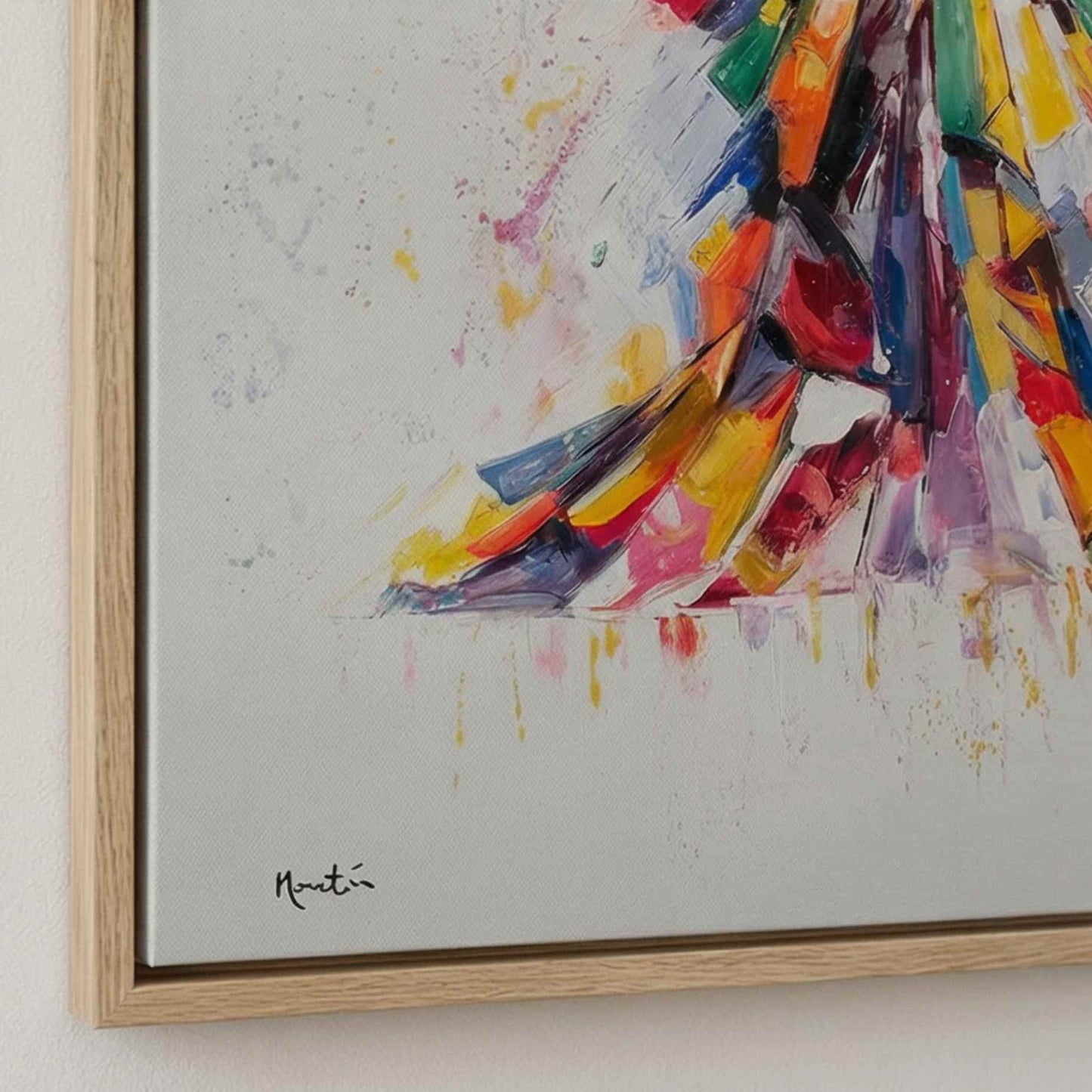 Pintura de arte moderno con vestido multicolor y pinceladas sueltas