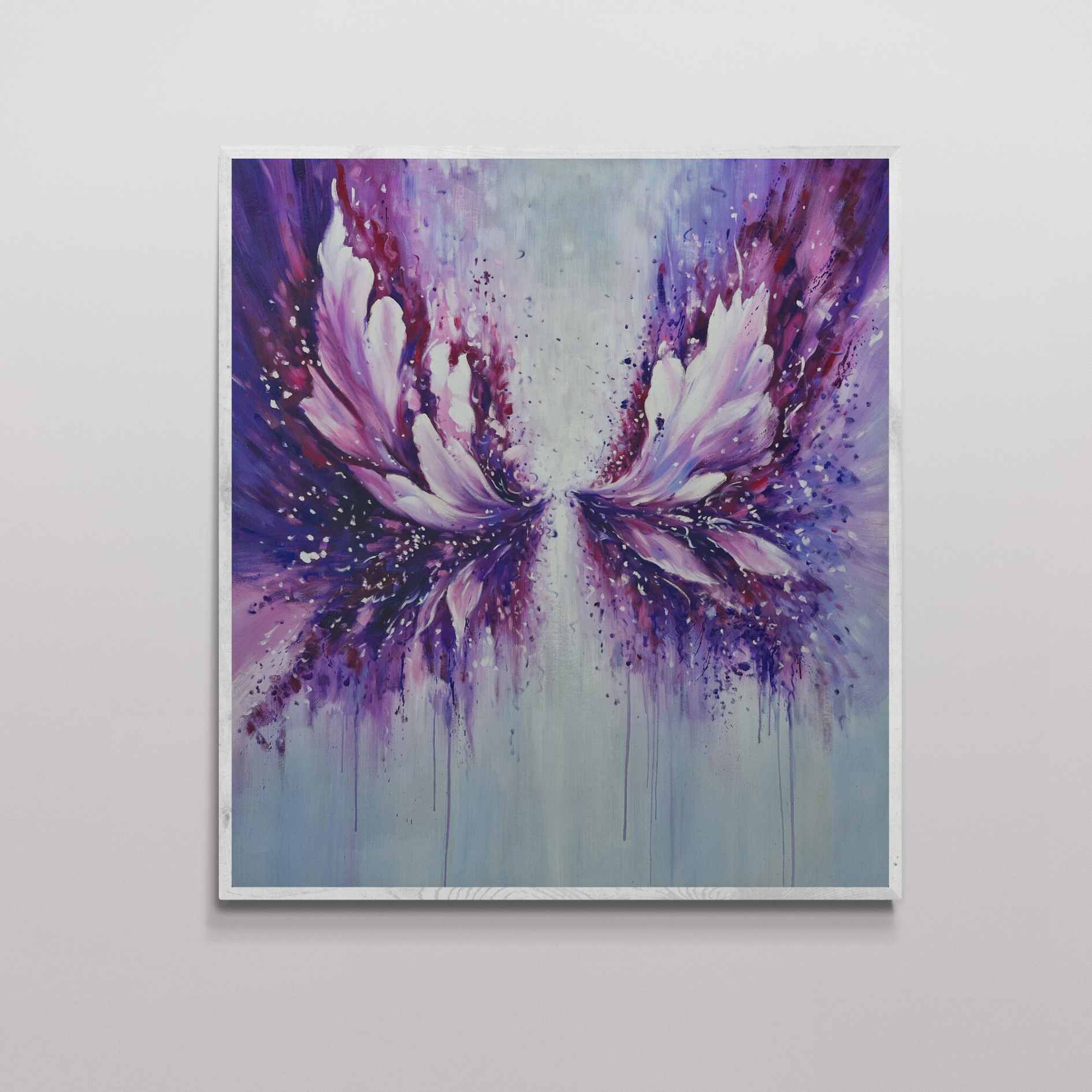 Cuadro abstracto de alas violetas pintado a mano