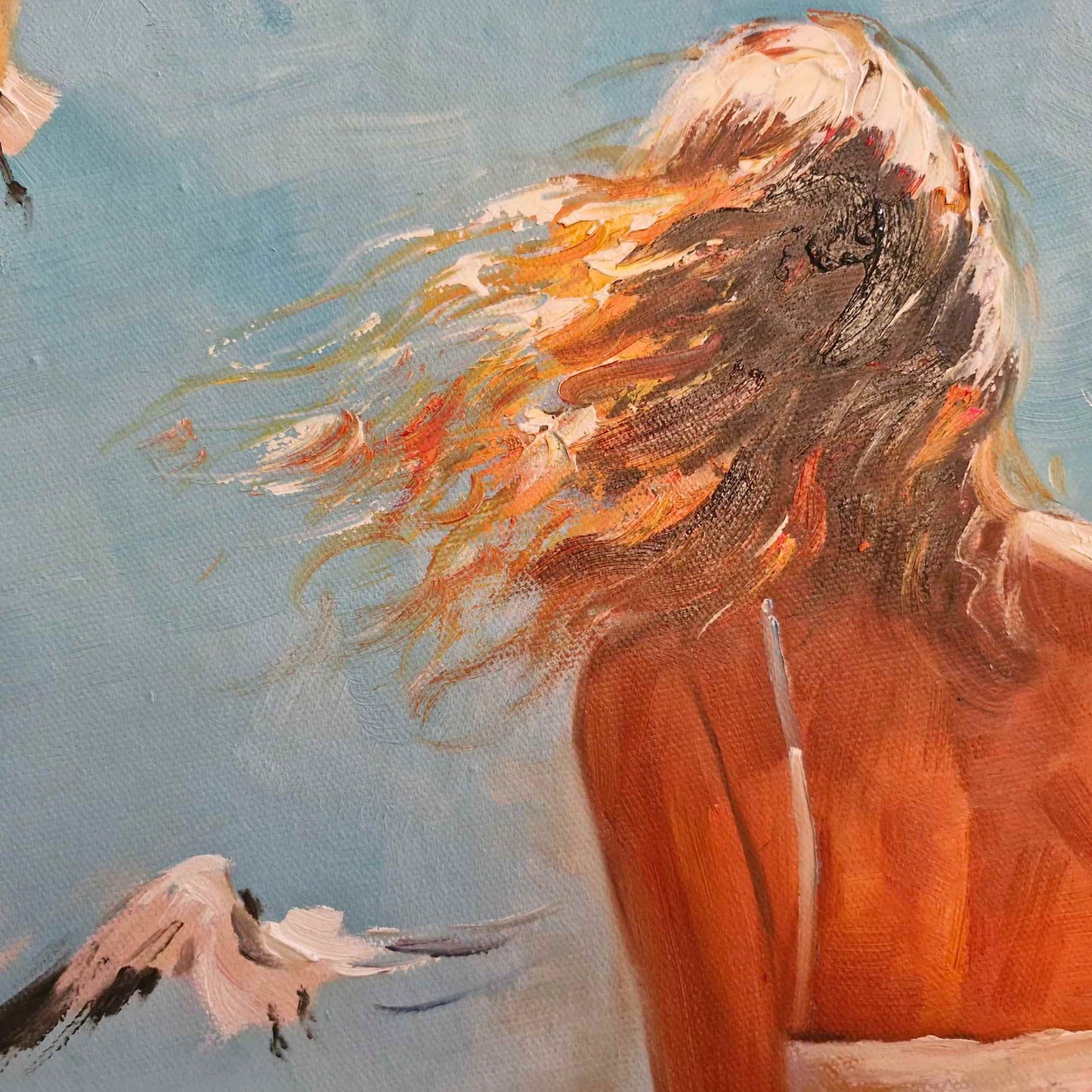 Obra artística al óleo con gaviotas volando sobre el mar