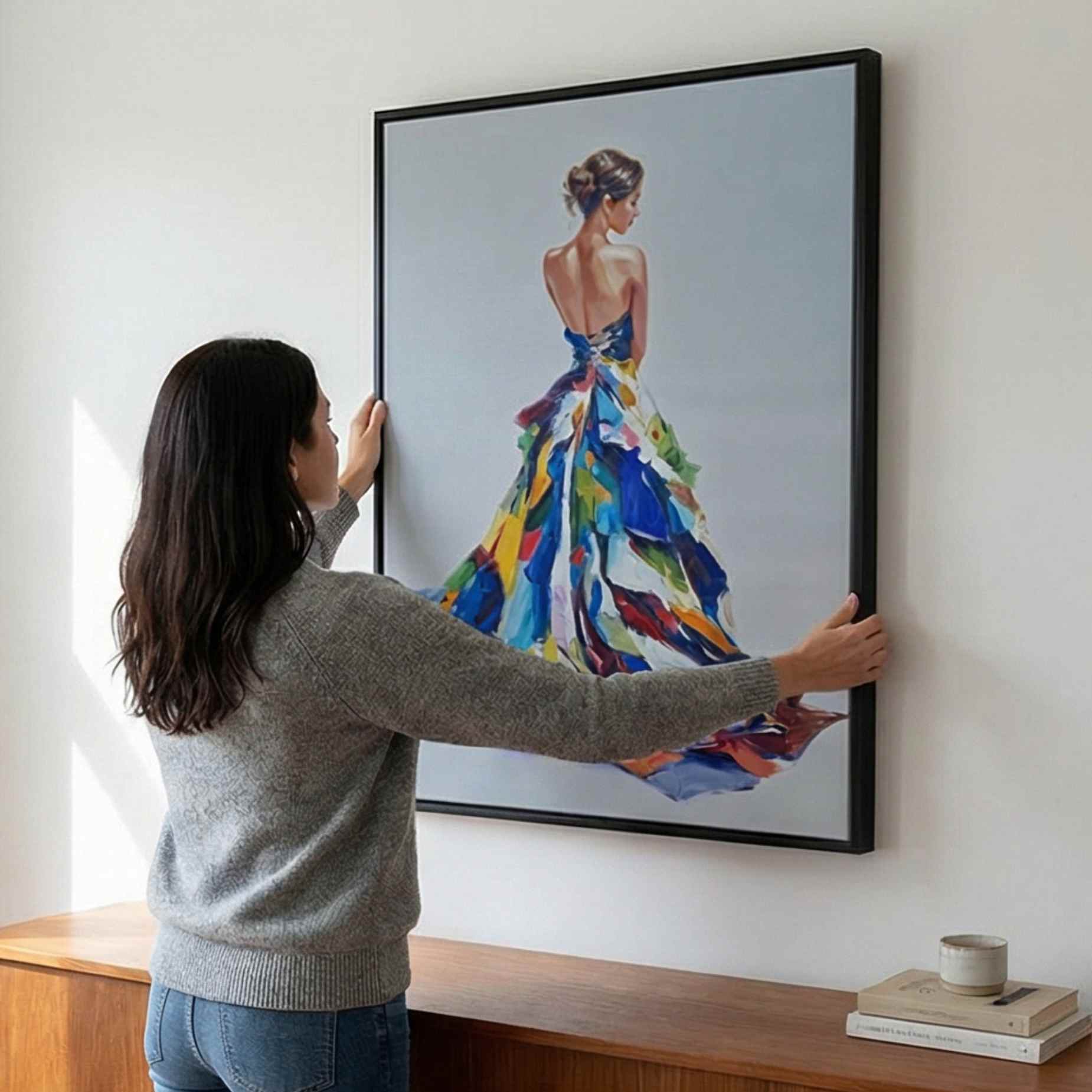 Obra artística femenina con vestido multicolor fluido