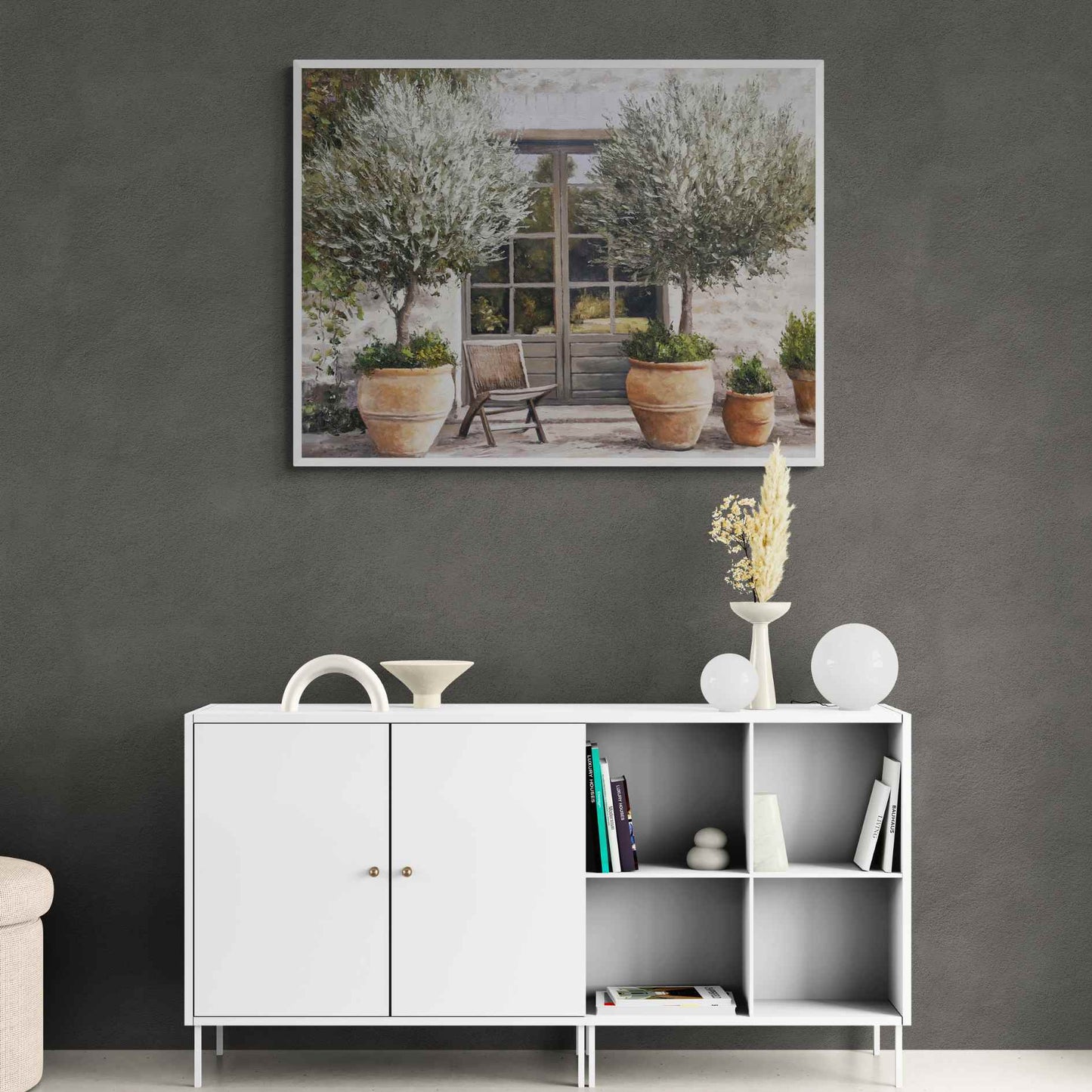 Pintura realista de árboles en macetas frente a puerta rústica