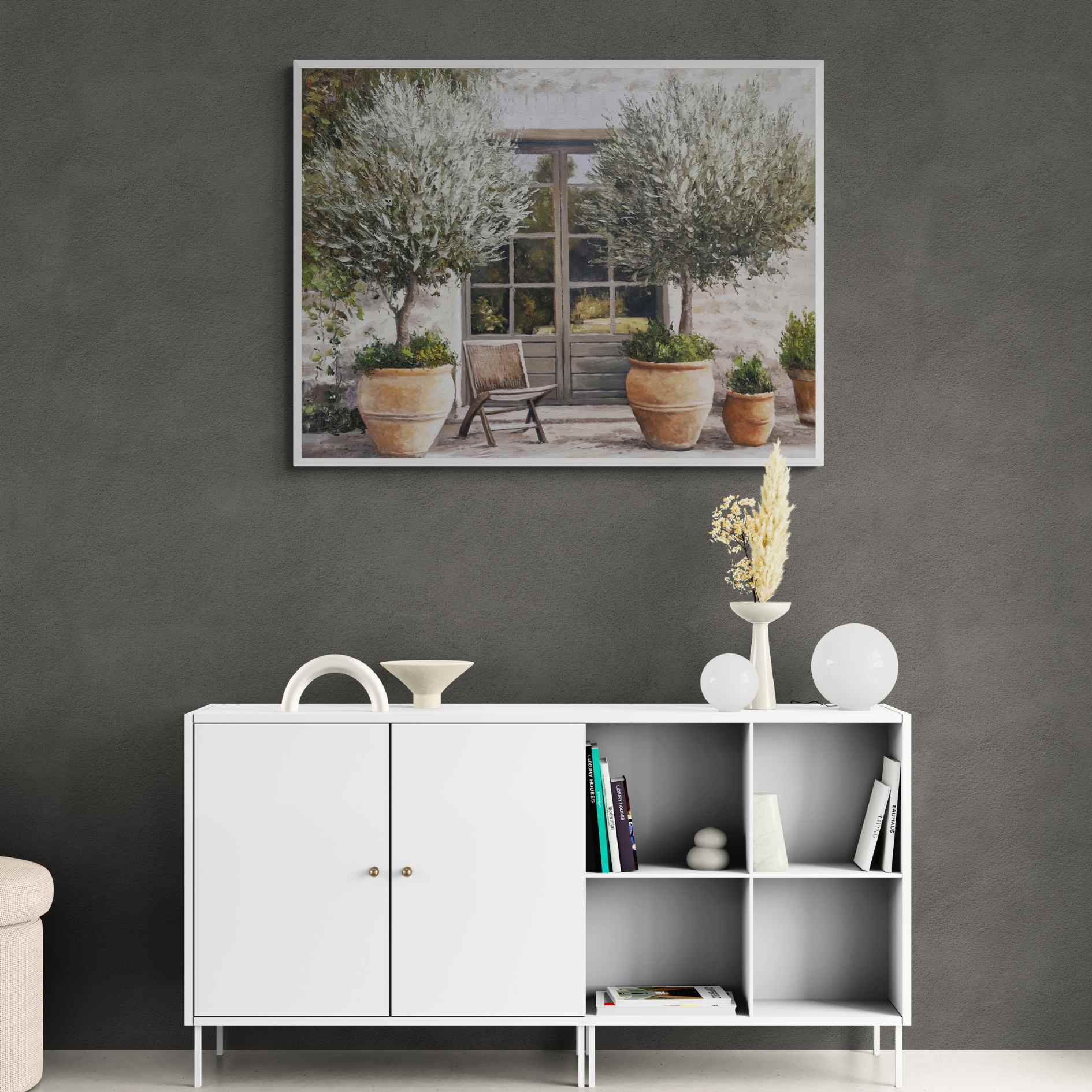 Pintura realista de árboles en macetas frente a puerta rústica