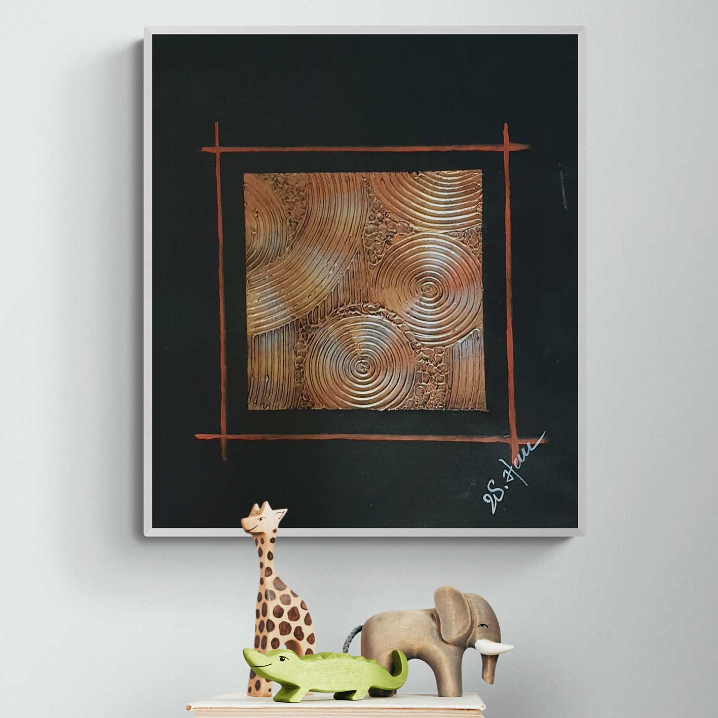 Cuadro cuadrado abstracto con relieve en cobre sobre fondo negro.