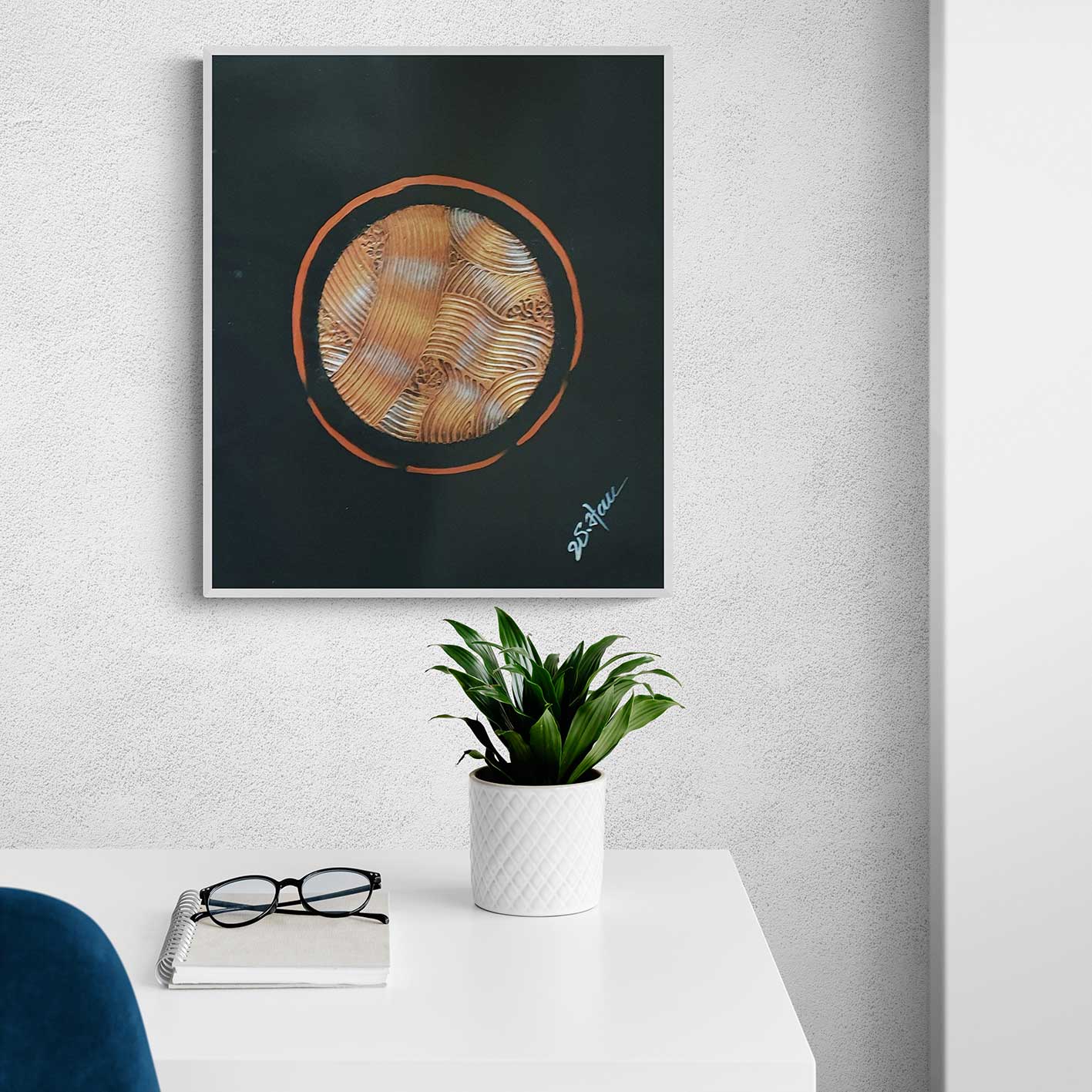 Pintura al óleo circular con diseño en relieve metálico.